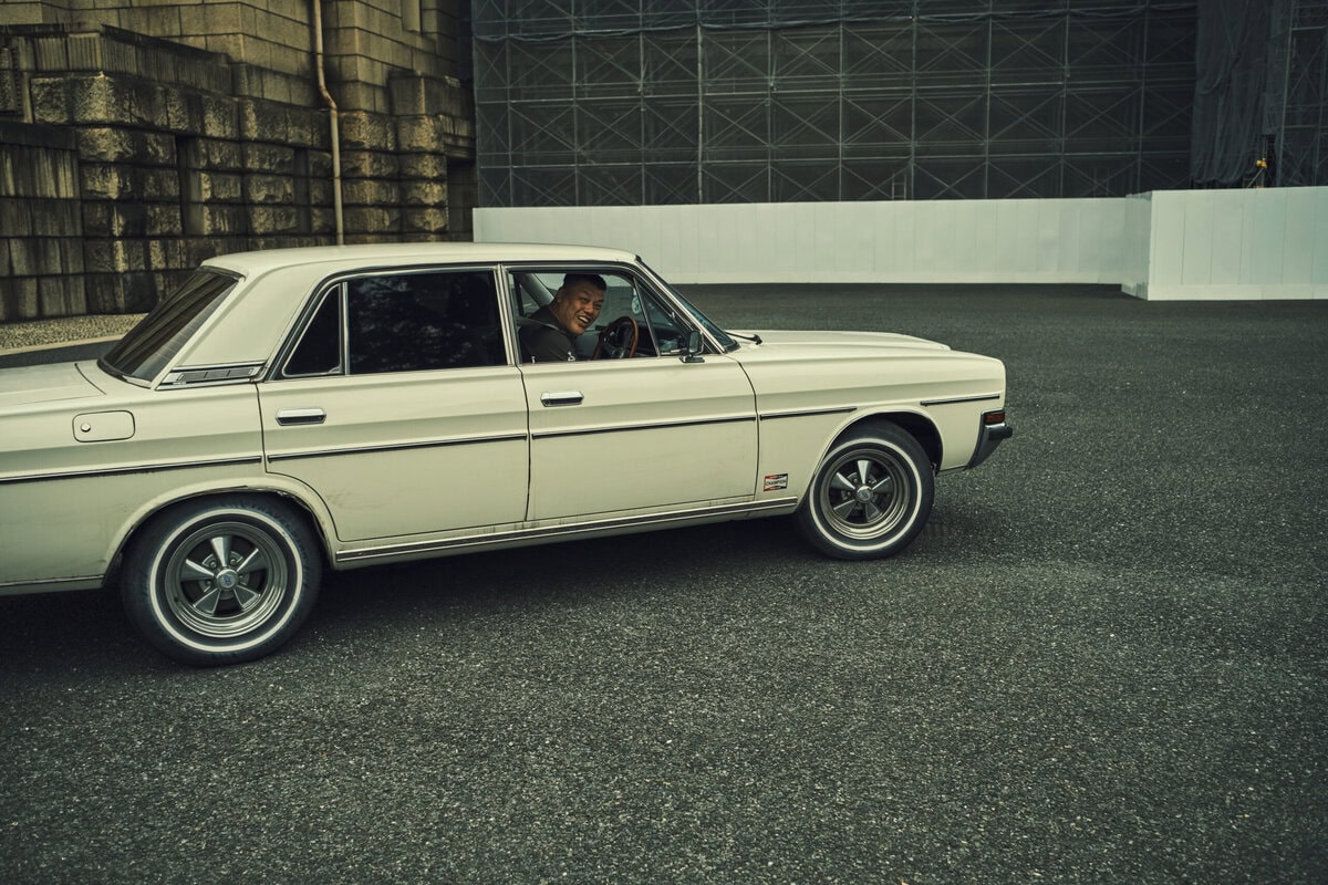 野性爆弾くっきー!が愛車『プレジデント』を長年愛する理由「車もギターもズタボロが好き」愛車7台&旧車バイクへの深すぎるこだわり
