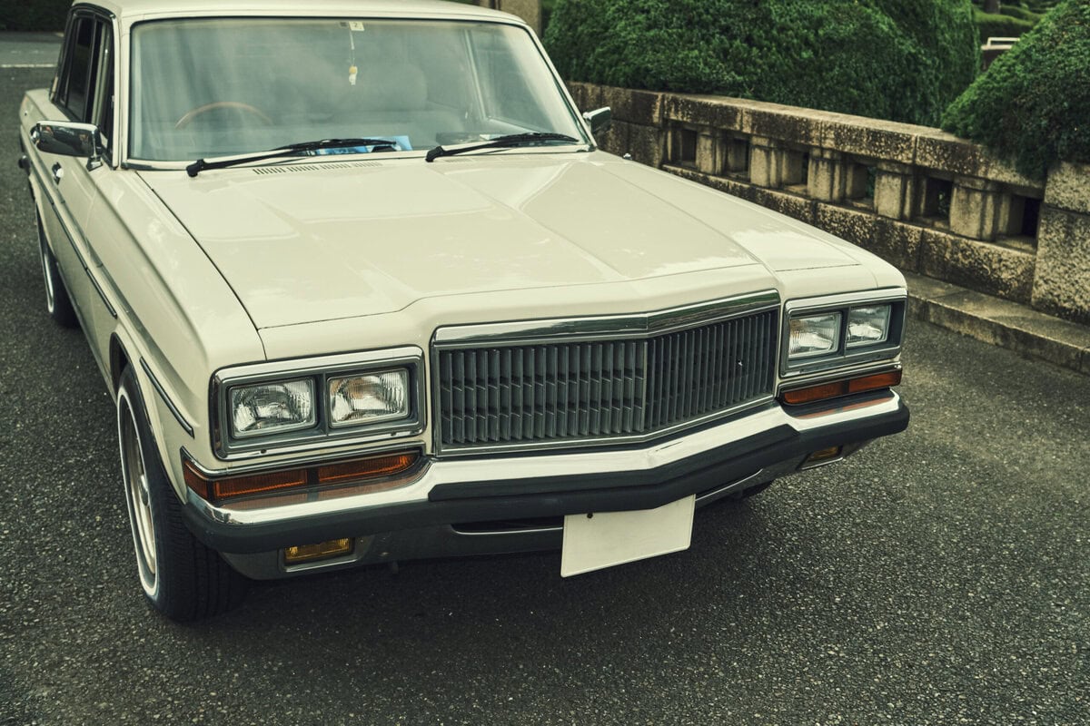 野性爆弾くっきー!が愛車『プレジデント』を長年愛する理由「車もギターもズタボロが好き」愛車7台&旧車バイクへの深すぎるこだわり