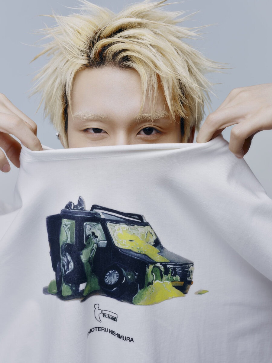 DAWNCE×TOMOTERU NISHIMURAのTシャツを着こなすMON7A