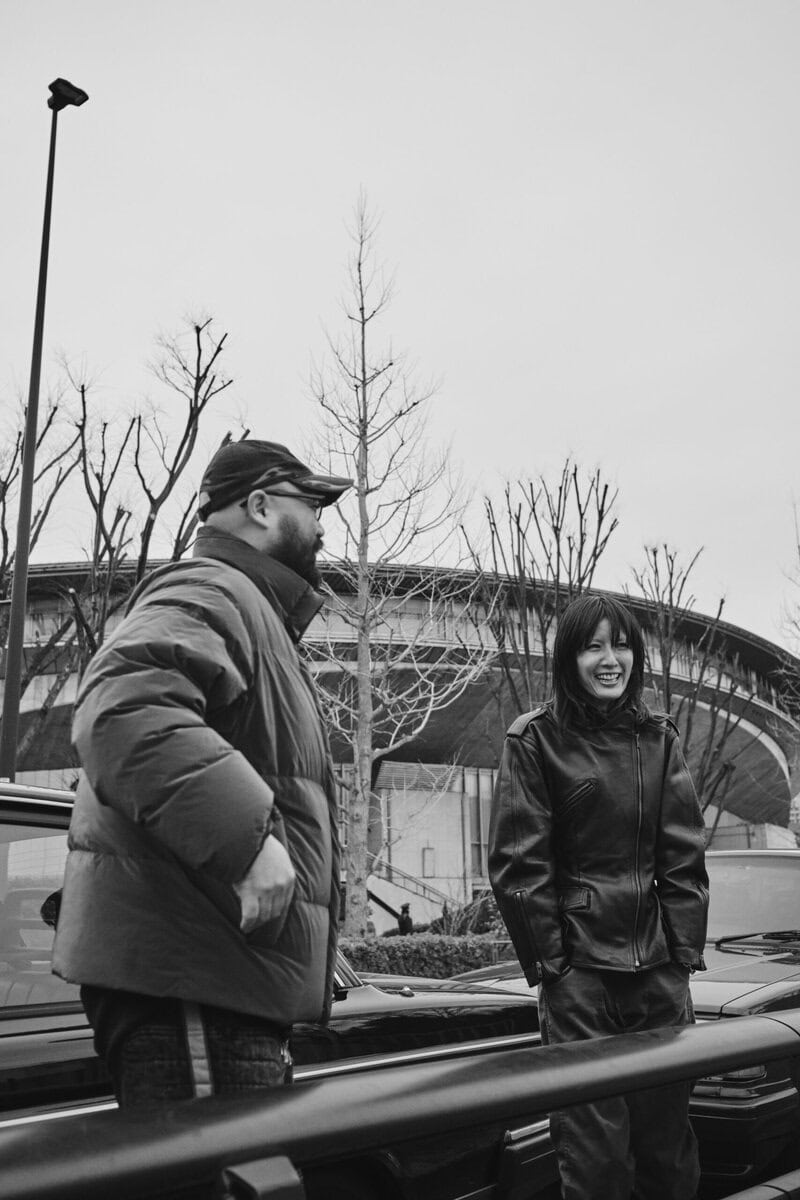 お互いのボルボ240を前に魅力を語り合う。