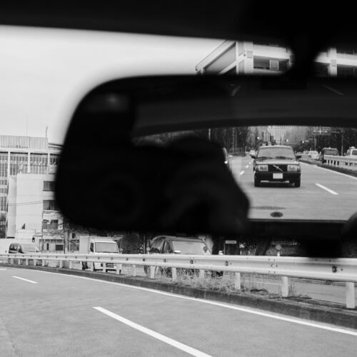 藤井萩花の愛車をバックミラー越しに。