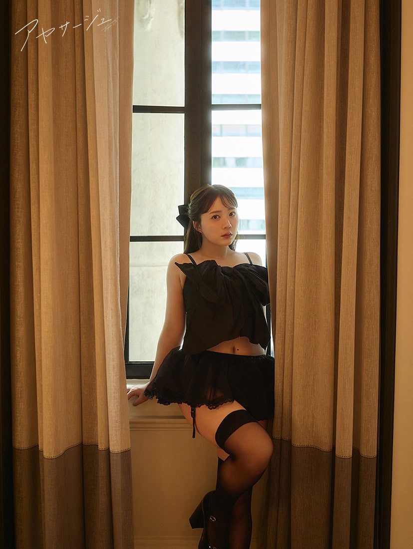 声優・伊藤彩沙の3rd写真集『アヤサージュ』©KADOKAWA / 中村和孝