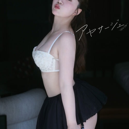 声優・伊藤彩沙の3rd写真集『アヤサージュ』©KADOKAWA / 中村和孝