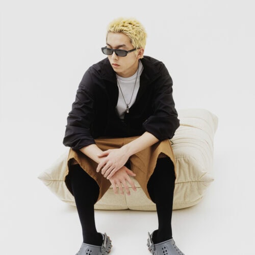 スポーティ×ワークスタイルに洗練されたニュアンスを添えるグレー