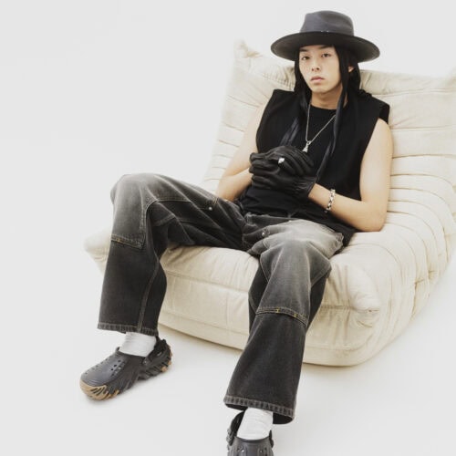 グラデを効かせたワントーンにシャープな切れ味をもたらすブラック