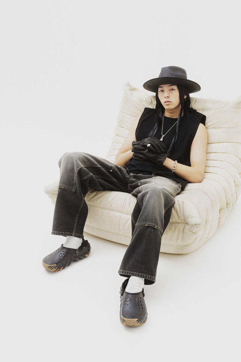 グラデを効かせたワントーンにシャープな切れ味をもたらすブラック