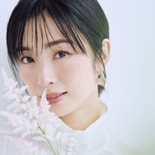 上戸彩が自身15年ぶりとなる写真集『Midday Reverie』を発売