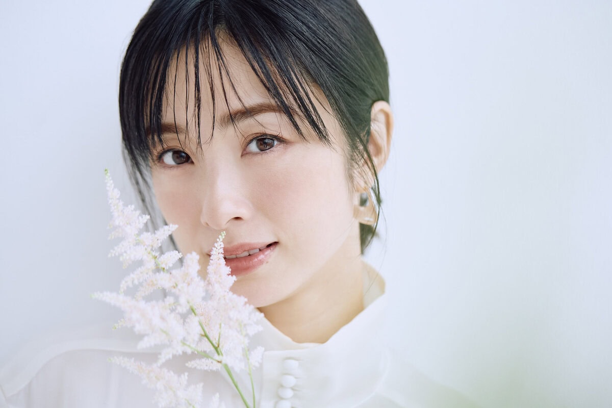 上戸彩が自身15年ぶりとなる写真集『Midday Reverie』を発売