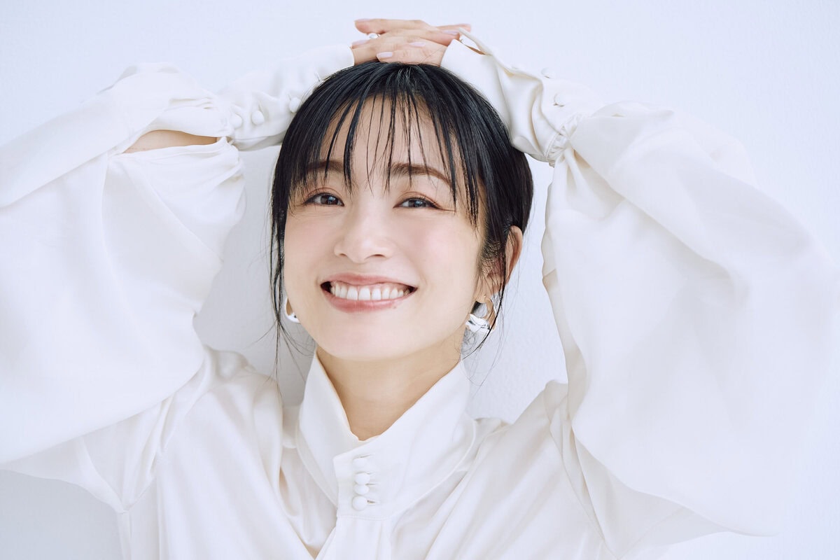 上戸彩が自身15年ぶりとなる写真集『Midday Reverie』を発売