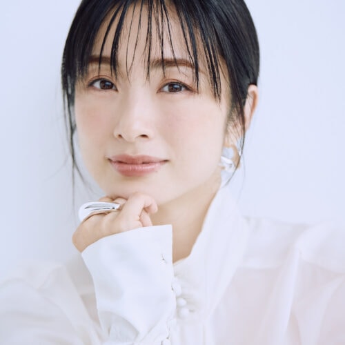 上戸彩が自身15年ぶりとなる写真集『Midday Reverie』を発売