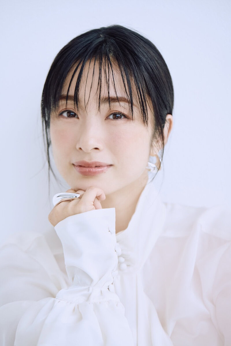 上戸彩が自身15年ぶりとなる写真集『Midday Reverie』を発売