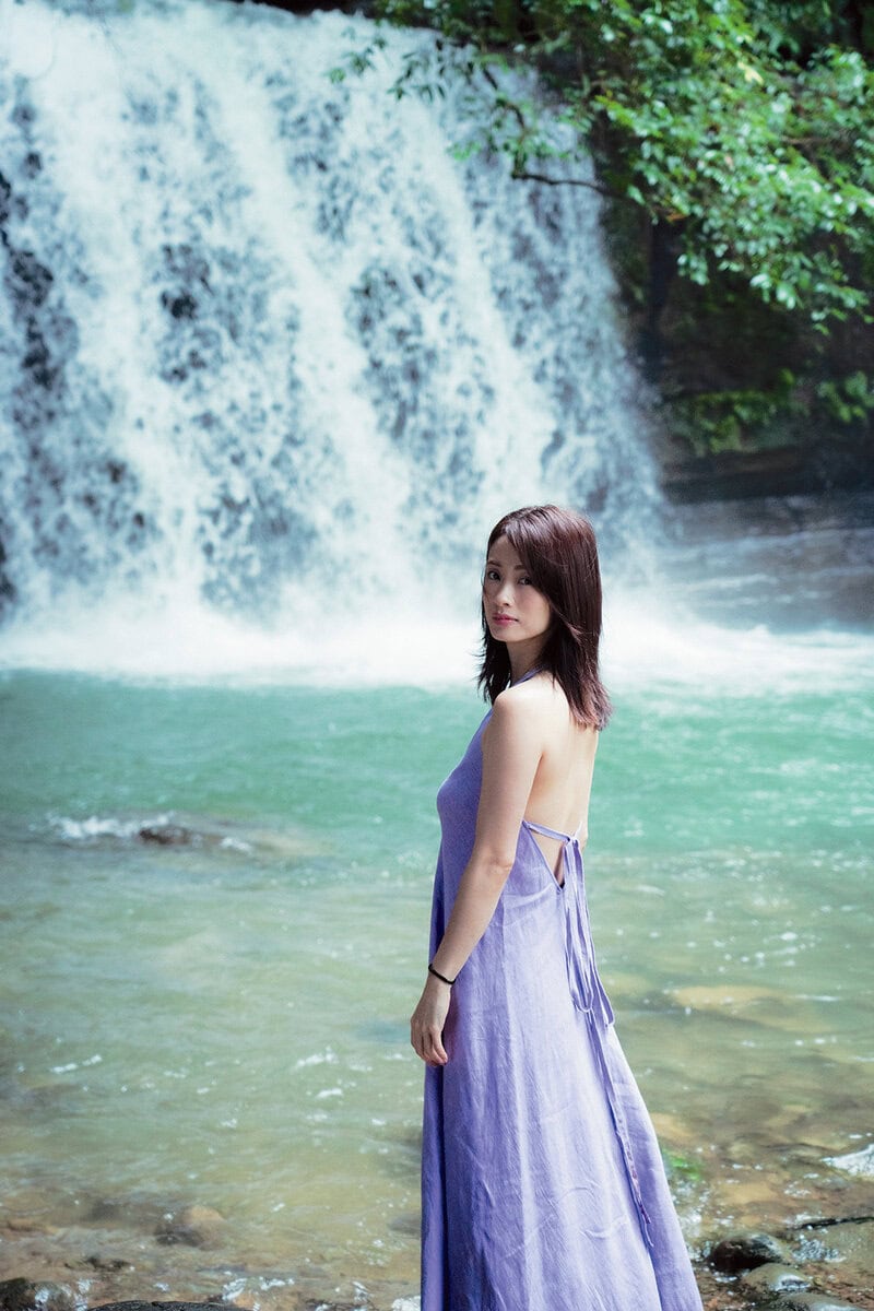 上戸彩写真集『Midday Reverie』（宝島社）より