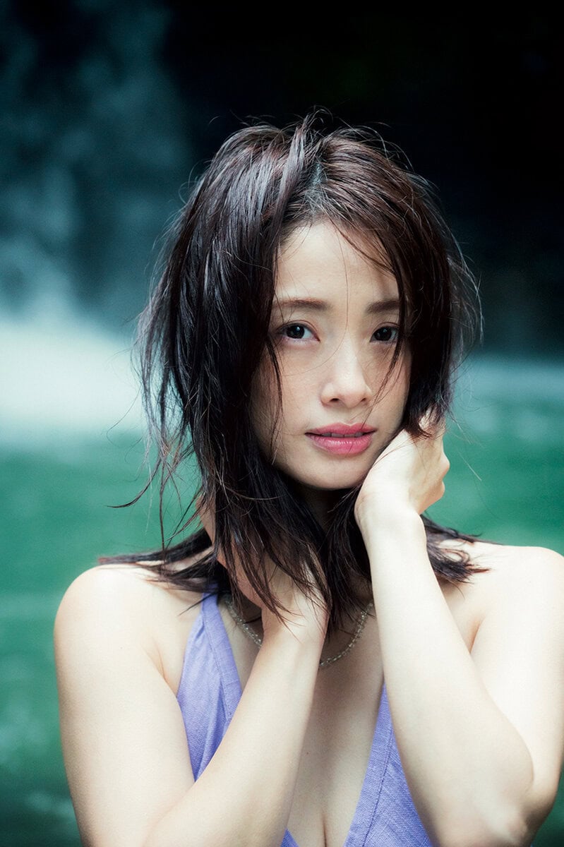 上戸彩写真集『Midday Reverie』（宝島社）より