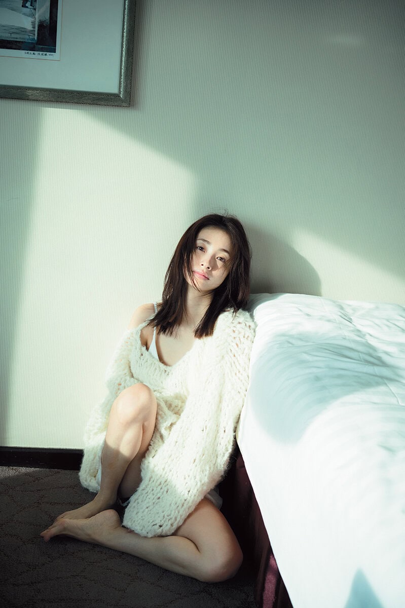 上戸彩写真集『Midday Reverie』（宝島社）より
