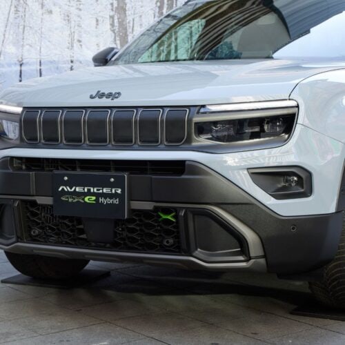 【2026年注目SUV】ジープ最小の「アベンジャー」に4WDハイブリッドが登場！街乗りも雪山もこれ一台で完結する理由
