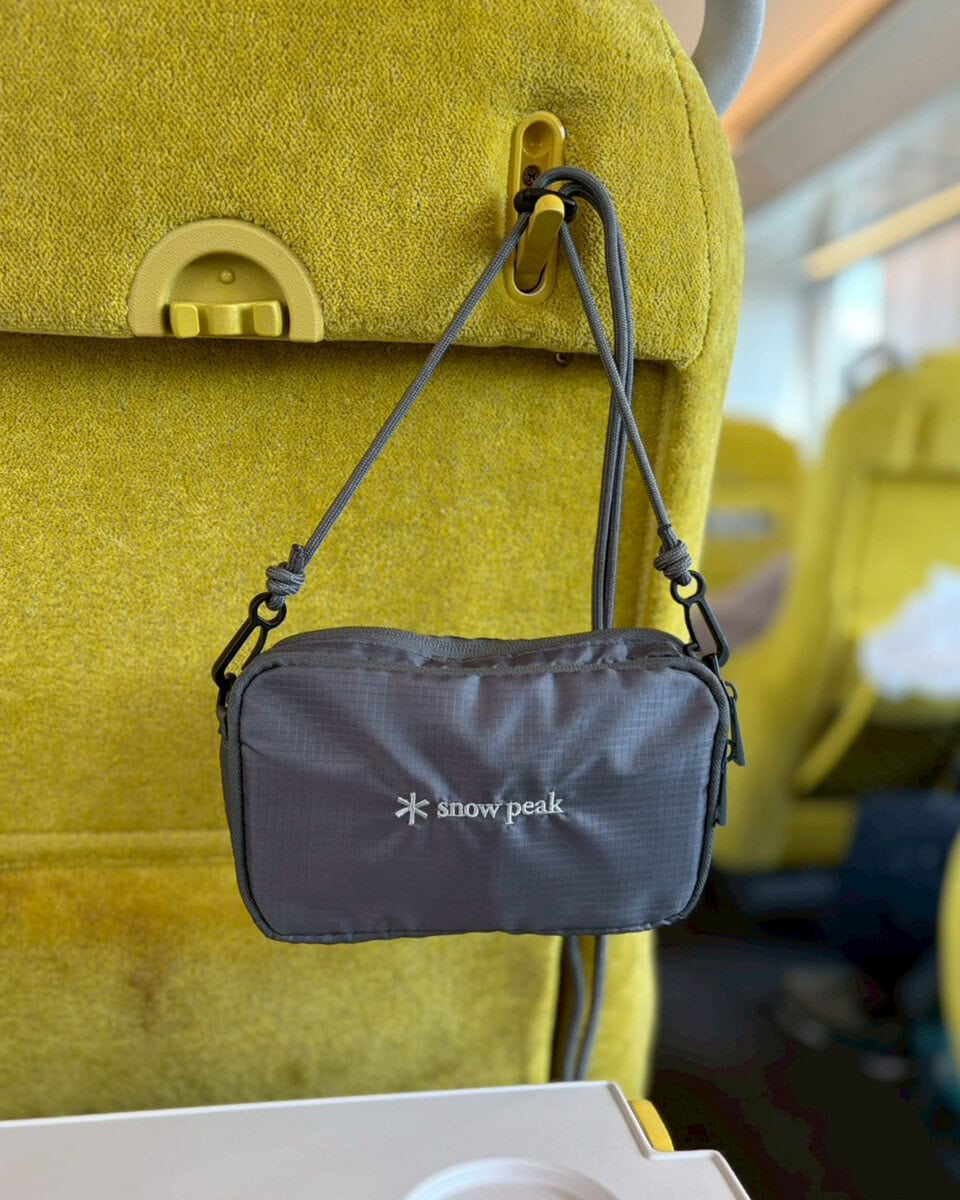 リンネル6月号の付録は「たっぷり収納力のお財布ショルダーバッグ」ショルダーを調節できて便利