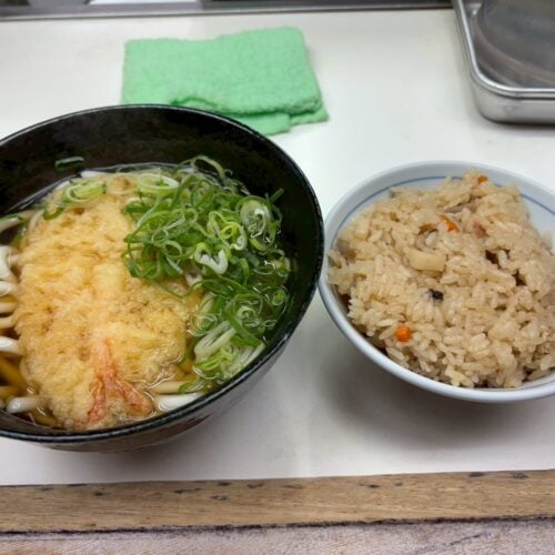 天ぷらうどん（270円）、かやく御飯（180円）でしめて450円！