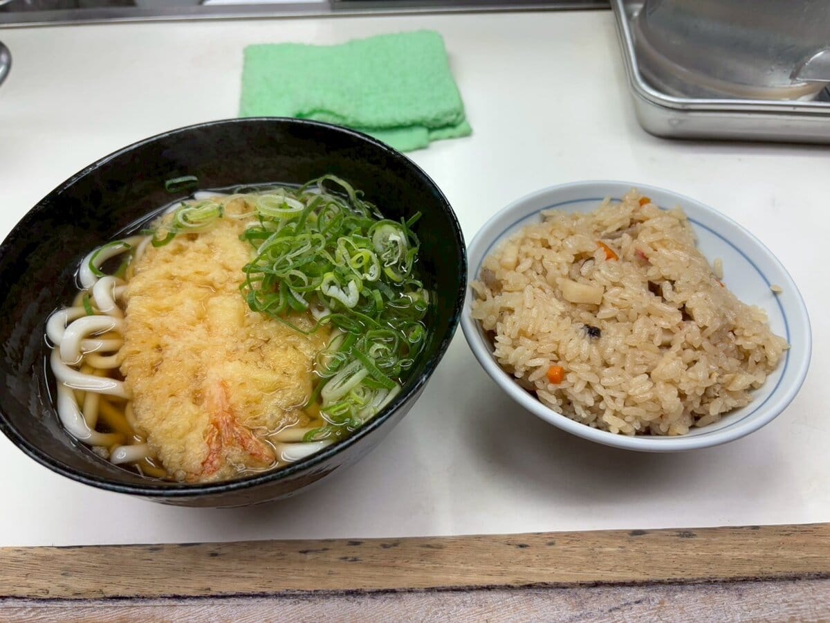 天ぷらうどん（270円）、かやく御飯（180円）でしめて450円！