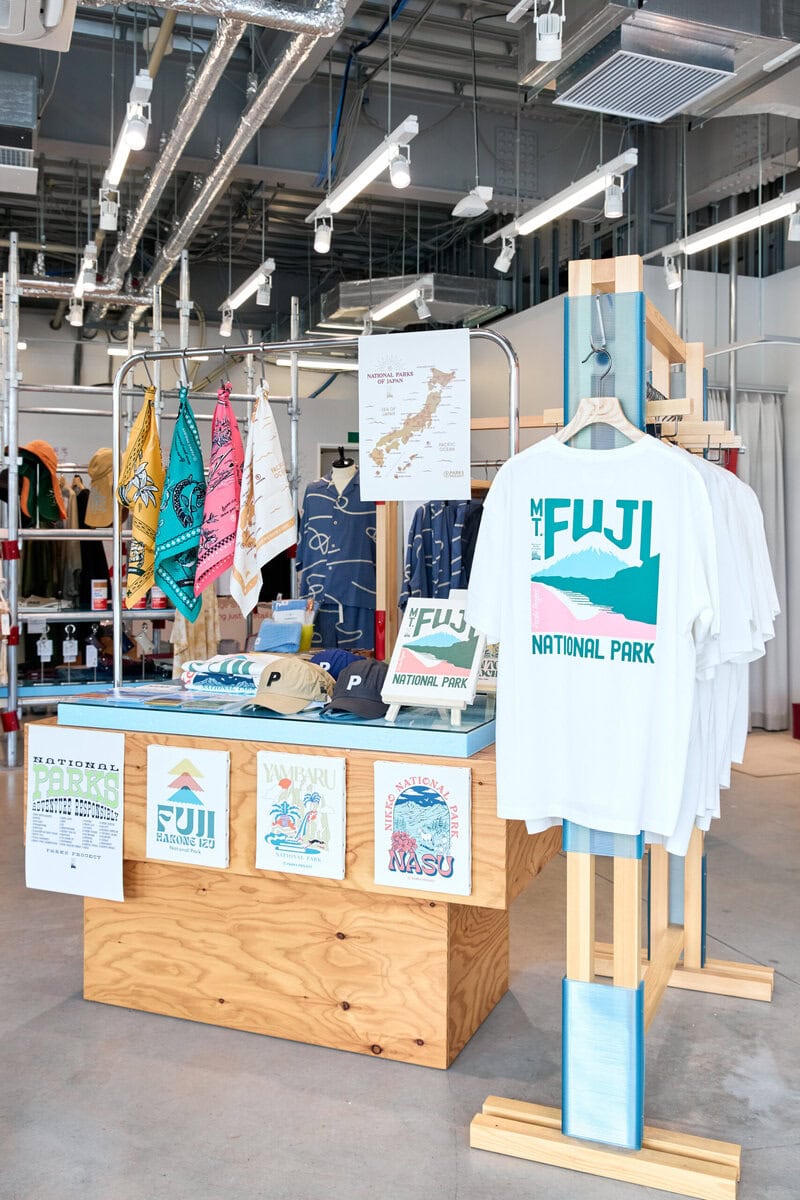 入口を入ってすぐに「PARKS PROJECT JAPAN」のアイテムが陳列