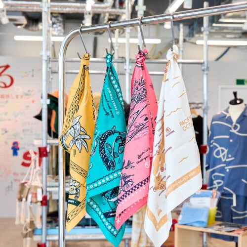 登山シーンにおいて何かと重宝されるというバンダナも販売