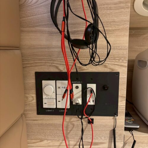 テレビに付けられるヘッドフォンと、もちろん電源も完備