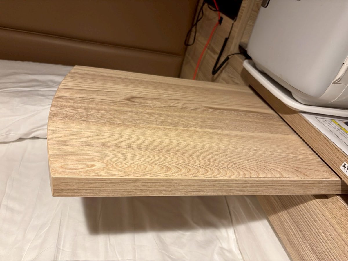 スライド式のテーブルもあるので、ノートPCを置いて作業したり、お酒やおつまみを持ち込んでちょっとした晩酌も楽しめそう