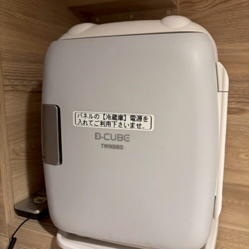小さい冷蔵庫も設置されており、500mlのペットボトルは悠々2本入るほどのちょうどいいサイズ感