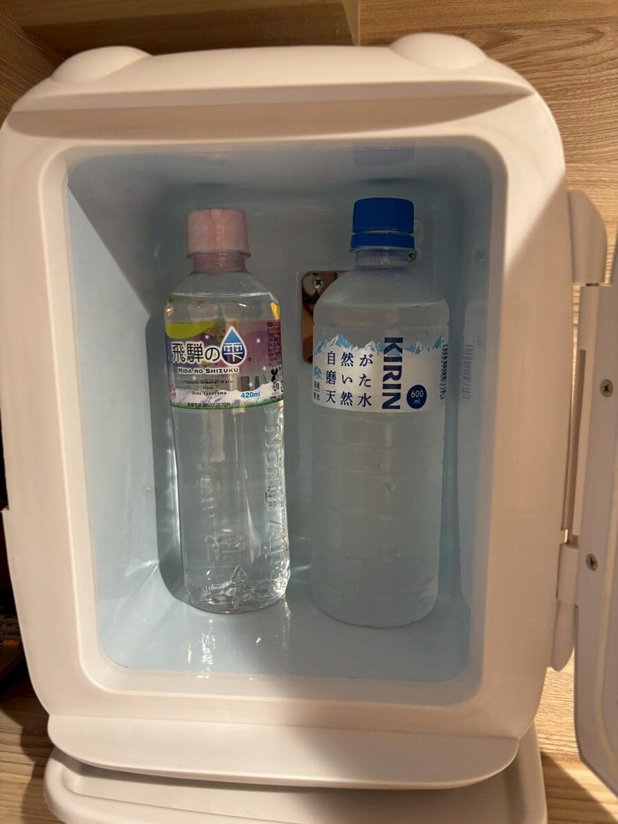 小さい冷蔵庫も設置されており、500mlのペットボトルは悠々2本入るほどのちょうどいいサイズ感