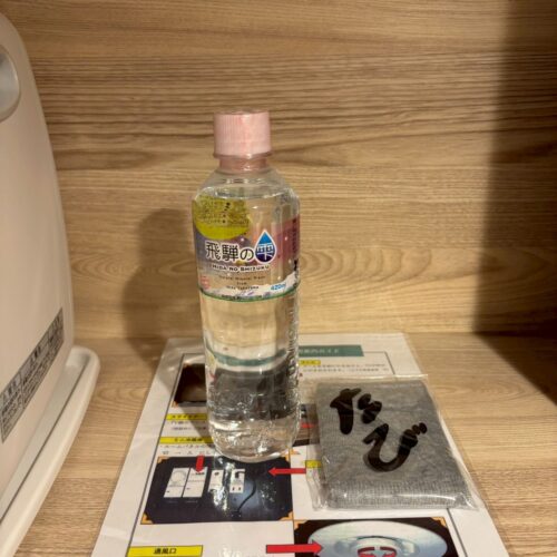 カプセル内にはミネラルウォーター1本と館内で履けるたびも常備