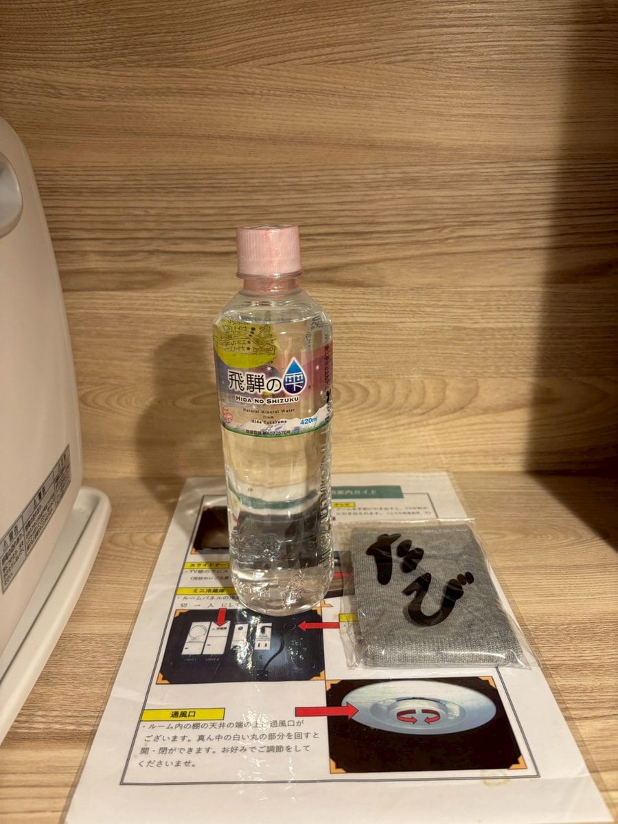 カプセル内にはミネラルウォーター1本と館内で履けるたびも常備