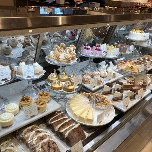 ケーキのショーケースの中には東京都内の名店のパティスリーたちによる、その時季にしか味わえない選りすぐりのスイーツがずらり