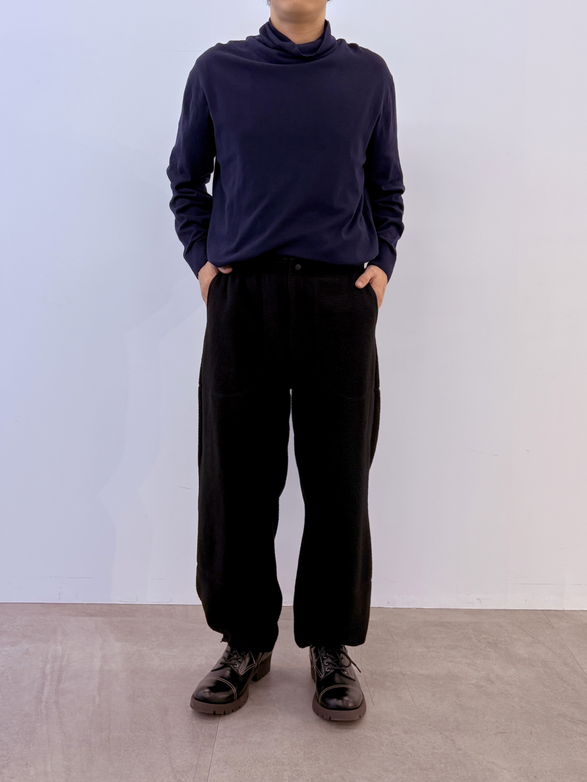 ウォームフリースワイドパンツ 裾を絞った時の着用シルエット