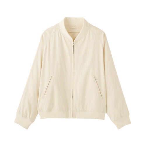 無印良品「MUJI Labo」で選ぶ、大人の春ブルゾン2選!アイボリーのスカジャンが“ちょうどいい”理由を解説