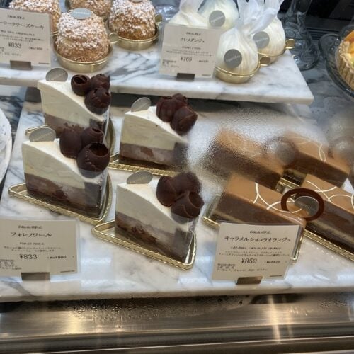 ケーキのショーケースの中には東京都内の名店のパティスリーたちによる、その時季にしか味わえない選りすぐりのスイーツがずらり