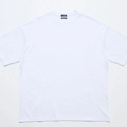 “夏の最強白Tシャツ”がローソンで買える！スタイリスト絶賛のフリークス監修Tが即戦力すぎる理由