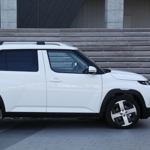 「このクルマ、価格破壊!?」韓国発の“ちょうどいいEV”インスターがヤバい！若者ターゲットのデザインと魅力をZ世代自動車ライターが徹底解説