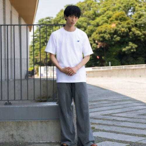 ジャストサイズのTシャツとパターニングが面白いワイドパンツ以外は、アクセサリーも着けることなく、ひたすらシンプルに。