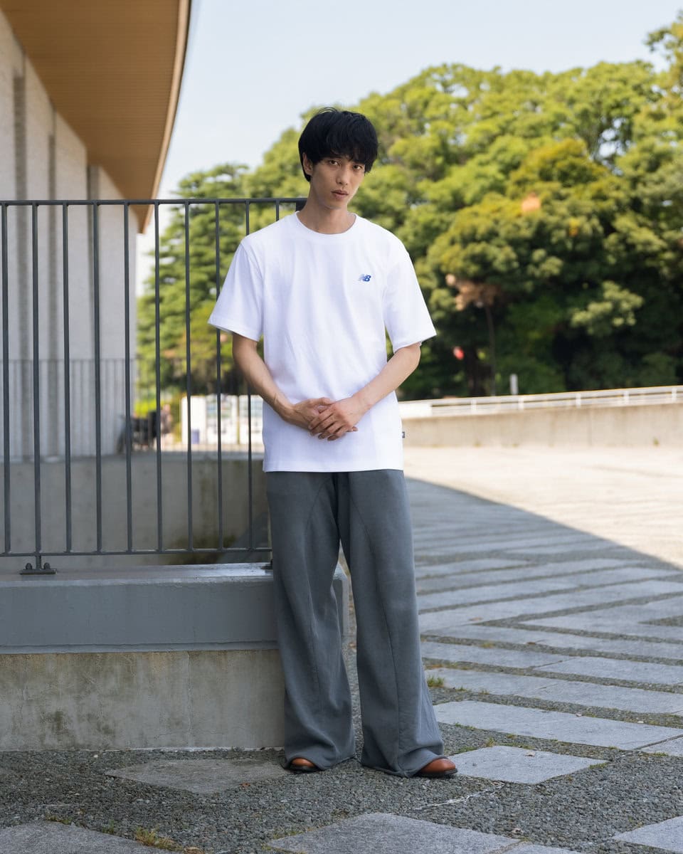 ジャストサイズのTシャツとパターニングが面白いワイドパンツ以外は、アクセサリーも着けることなく、ひたすらシンプルに。