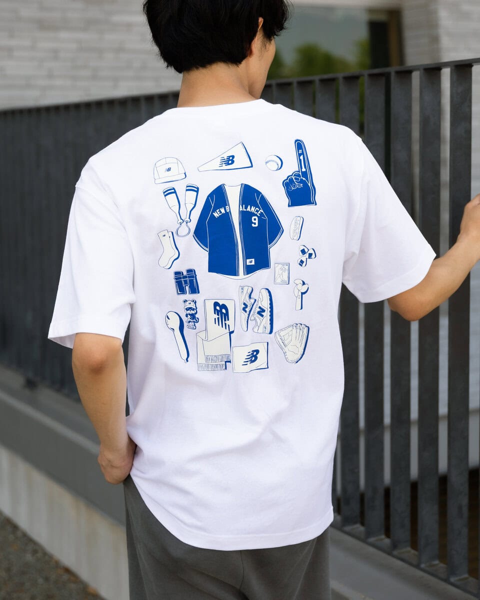 前面は「NB」ロゴをワンポイントに、背面には野球にまつわるイラストがON。
