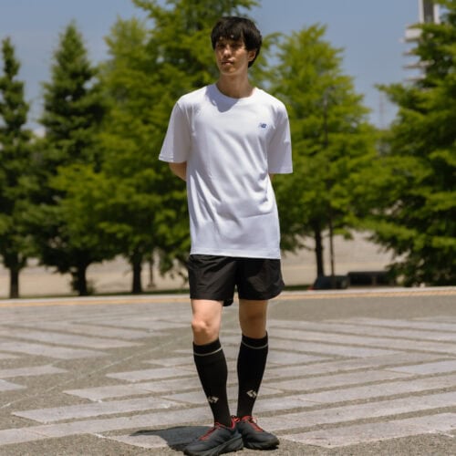 ランニングショーツとハイソックス、そこにランシューを合わせた軽快なゴープコアスタイル。