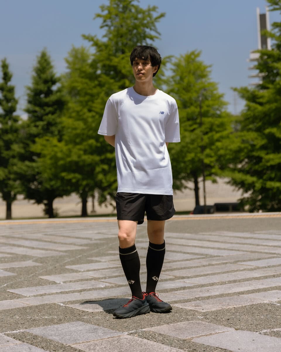 ランニングショーツとハイソックス、そこにランシューを合わせた軽快なゴープコアスタイル。