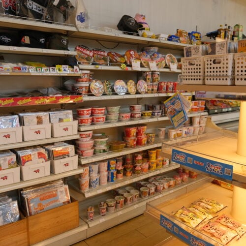 ヤマザキショップ上総屋はまたの名を「レコードコンビニ」という。店内にはレコードを陳列する棚が。