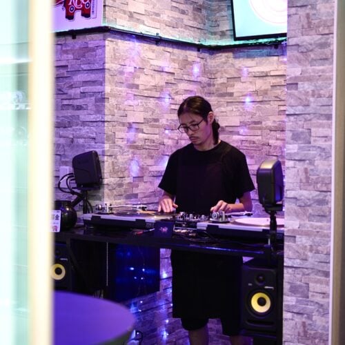 店頭では、奥のDJブースを利用してレコードの視聴をすることもできる