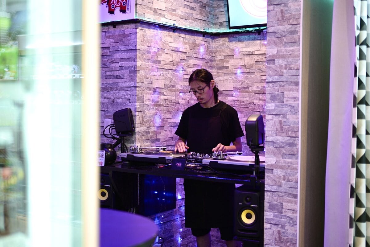 店頭では、奥のDJブースを利用してレコードの視聴をすることもできる