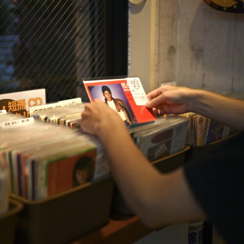 レコードコンビニでは、1枚100円からレコードが購入可能