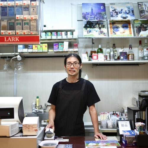 “レコードコンビニ”ことヤマザキショップ上総屋の店長を務める進藤さんは、このお店の3代目