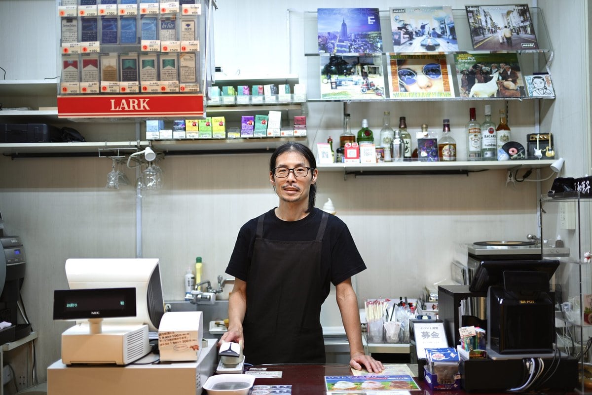 “レコードコンビニ”ことヤマザキショップ上総屋の店長を務める進藤さんは、このお店の3代目