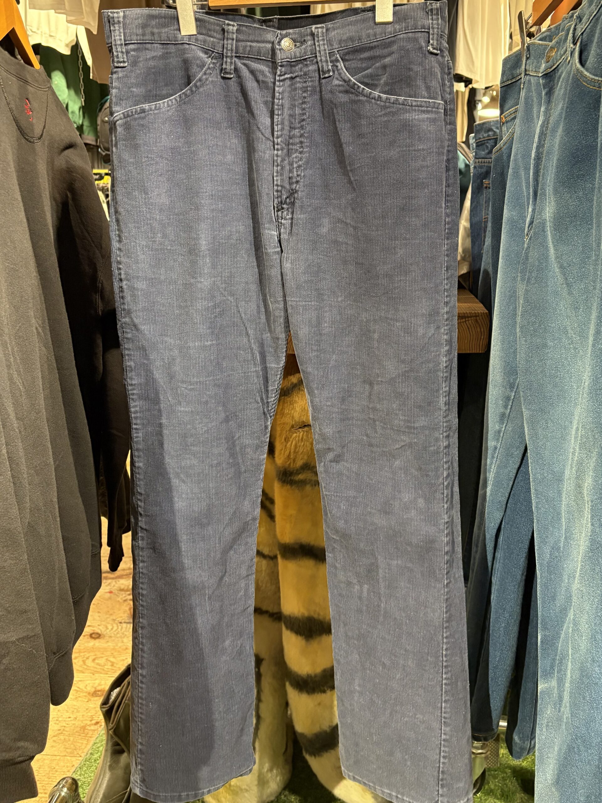 【お買い得な古着を発掘する方法】“ヴィンテージが高額すぎて買えない”を解決! カーハート、リーバイスも…1万円未満で買える「WEGO VINTAGE 下北沢店」がすごかった