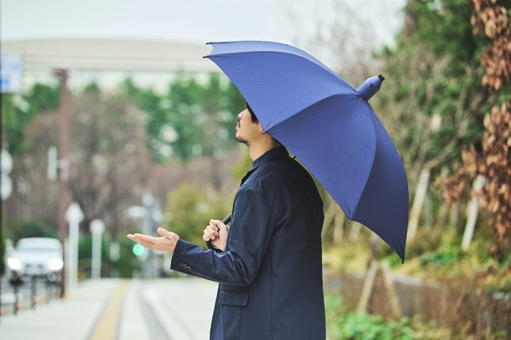 イトーヨーカドーで買える“傘の水滴を徹底ガードするカバー”がすごい！手も服も濡れません