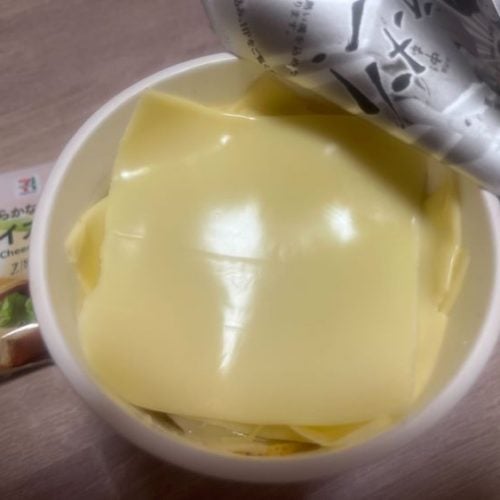 「蒙古タンメン」のカップ麺にはチーズのトッピングがおすすめ！